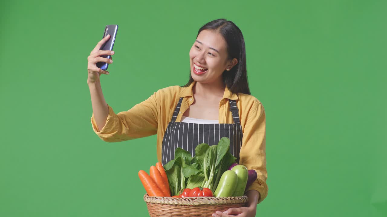 채소 바구니 를 들고 셀피 를 찍는 여자