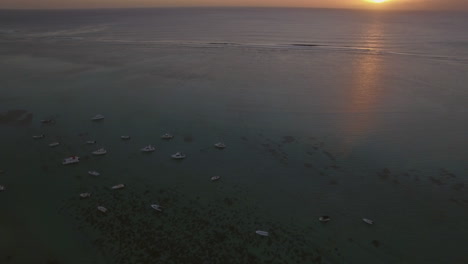 Vista-Aérea-De-Yates-Fondeados-Y-El-Océano-Al-Atardecer