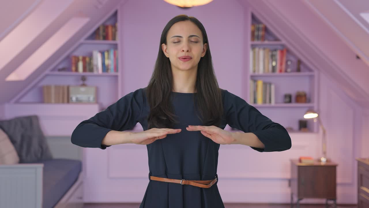 chica india feliz tomando respiraciones largas