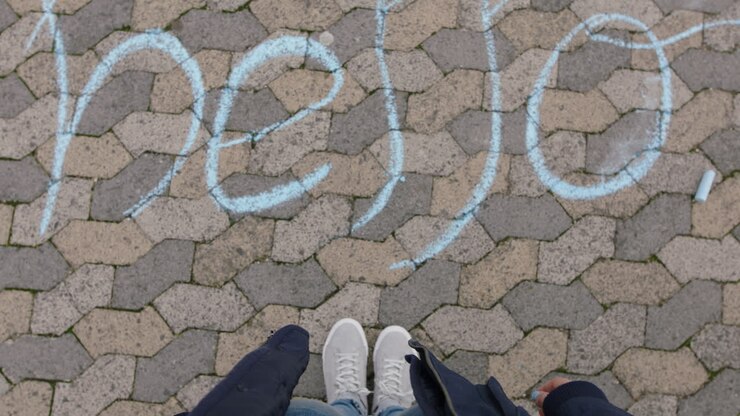 vista superiore donna che guarda il gesso scrivere ciao ragazza adolescente felice sul concetto di parco giochi