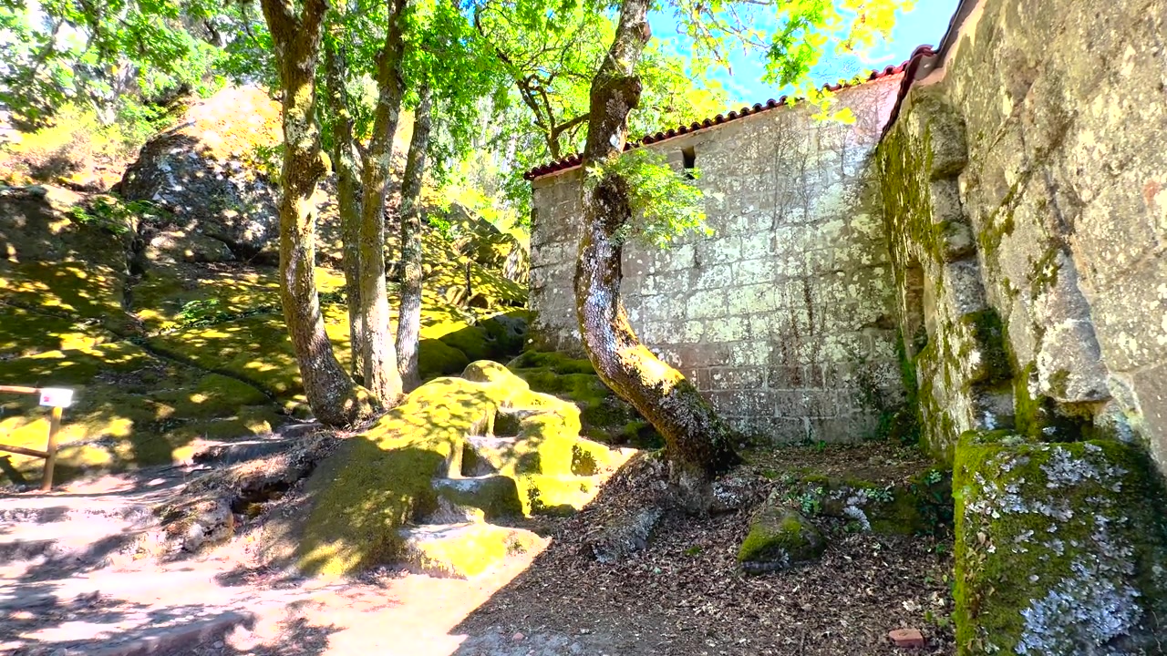 Rocce muschiose e mura del monastero a San Pedro de Rocas a Esgos, Ourense, Galizia, Spagna