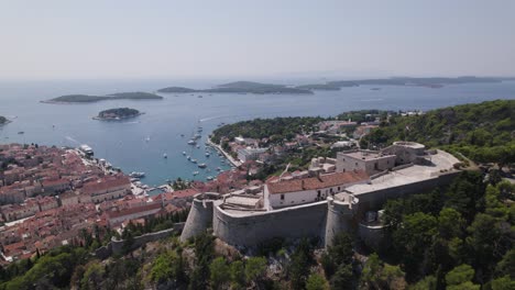 magnífica vista a través del castillo medieval en el puerto de hvar, órbita aérea