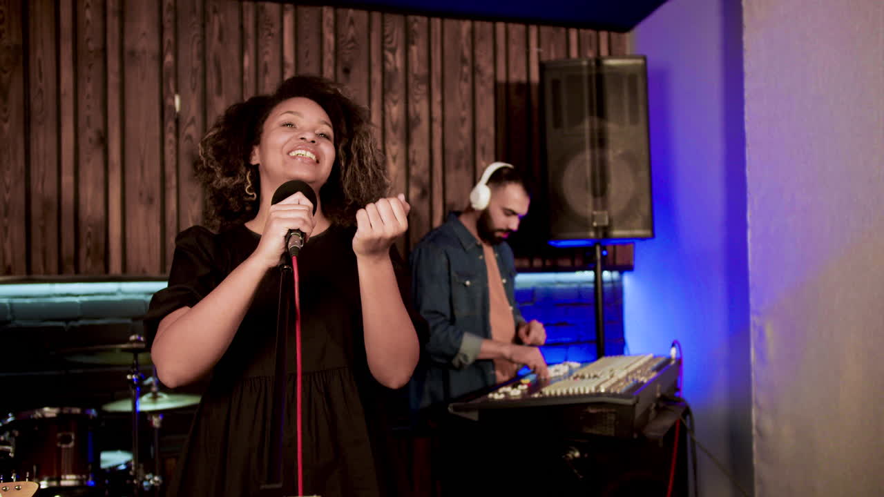 스튜디오에 있는 가수