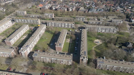 Descripción-Aérea-De-Los-Edificios-De-Apartamentos-En-El-Barrio-Suburbano