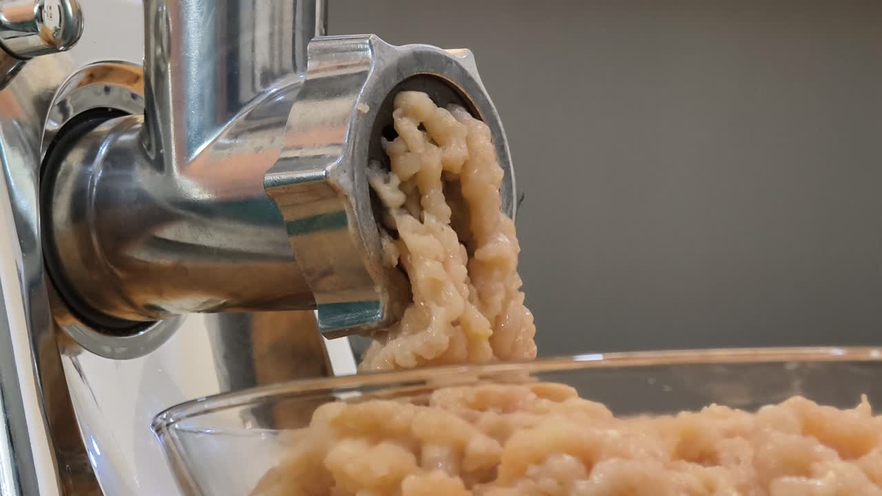 고기 밀기에서 나오는 고기