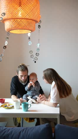 familia celebrando el cumpleaños de un bebé