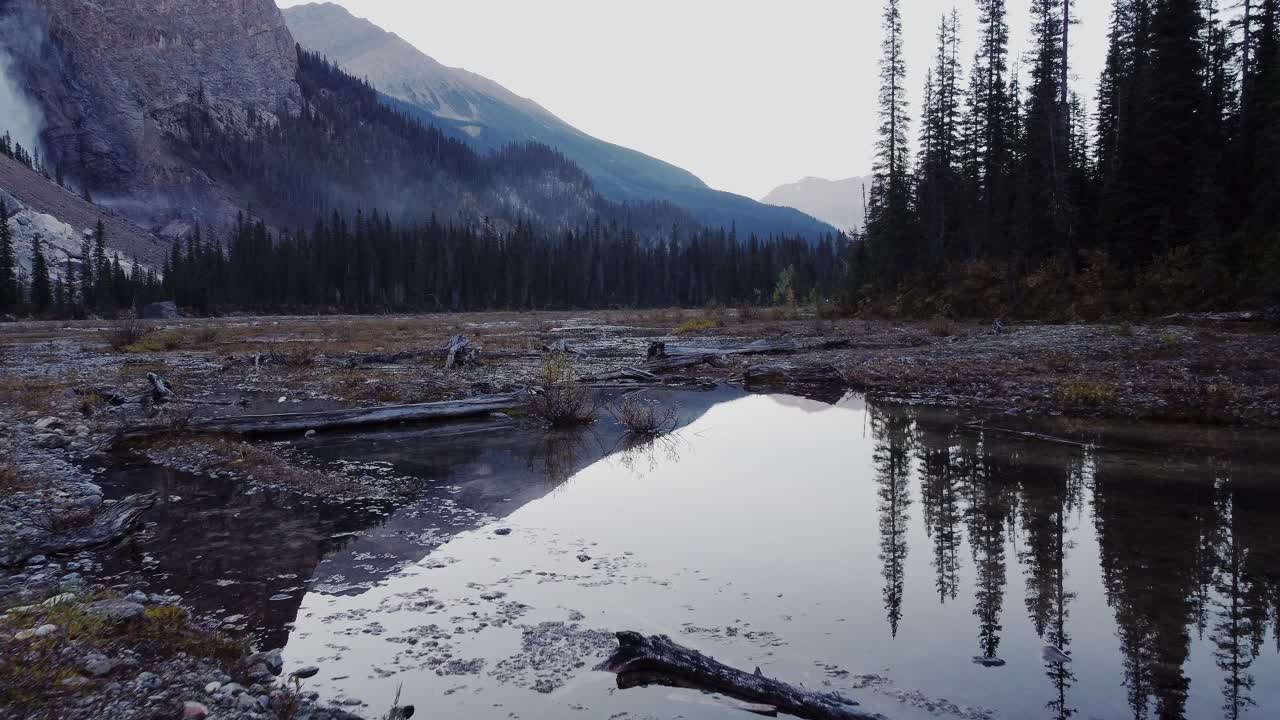 lecho de río seco con charco en las montañas