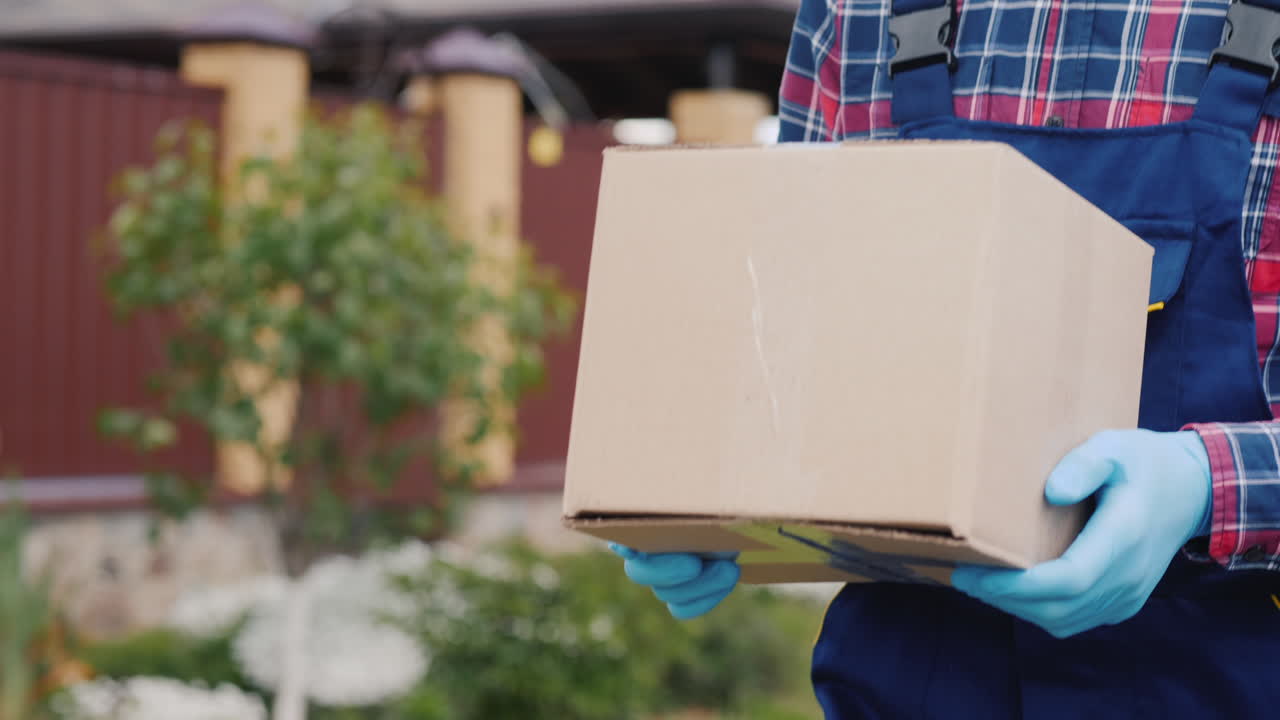 un mensajero con un paquete camina por la calle