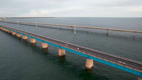 puente de la autopista en el extranjero de las llaves de florida con carril bici al lado, vista aérea