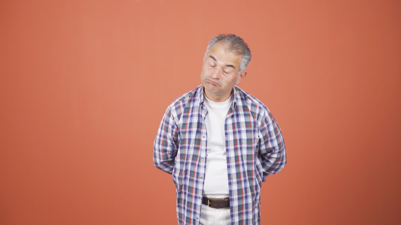 카메라를 향한 사려 깊은 남자.