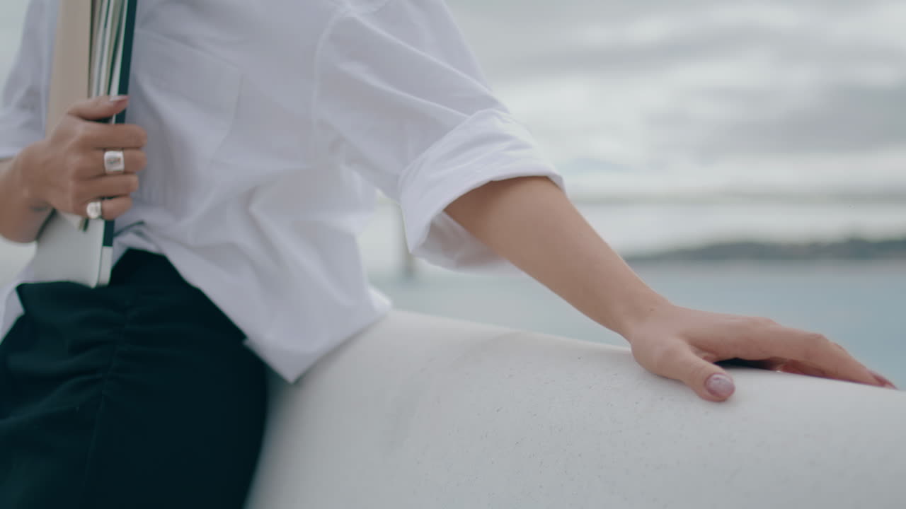 알려지지 않은 사업가 여성이 야외에 서서 문서와 함께 폴더를 들고 있습니다.