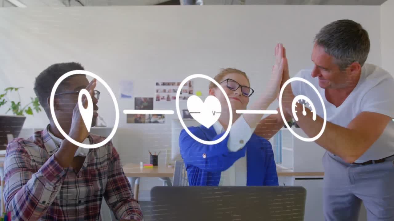 animación de un conjunto de tres iconos digitales sobre personas de negocios