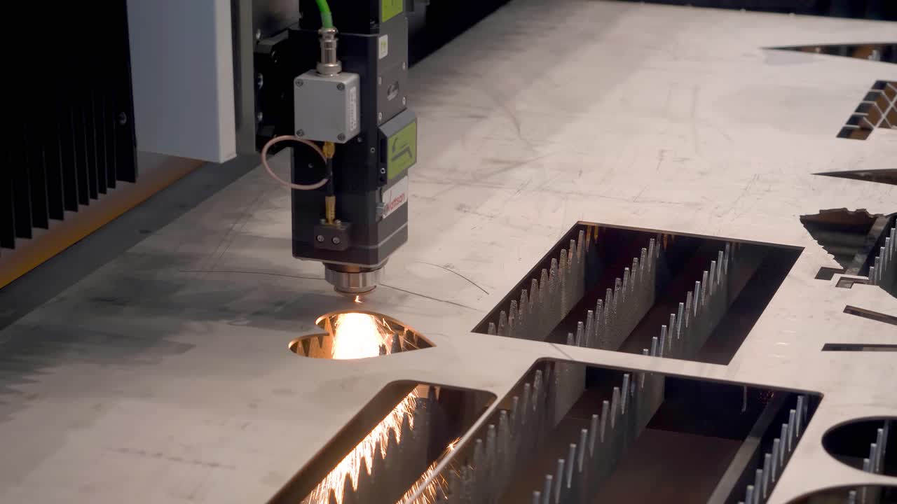 taglio laser di lastre metalliche