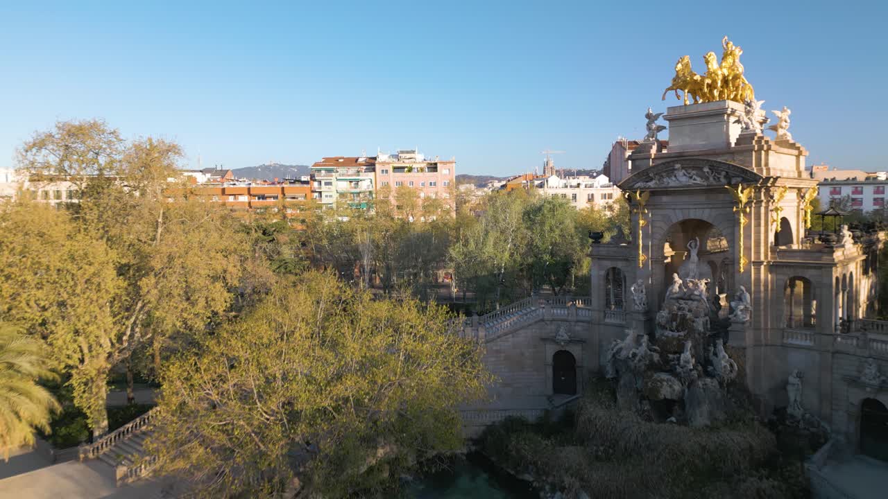 카스카다 기념비 위의 영화적인 드론 비행