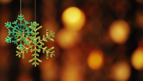 los adornos de copos de nieve de navidad se balancean en el fondo de bokeh archivo de bucle