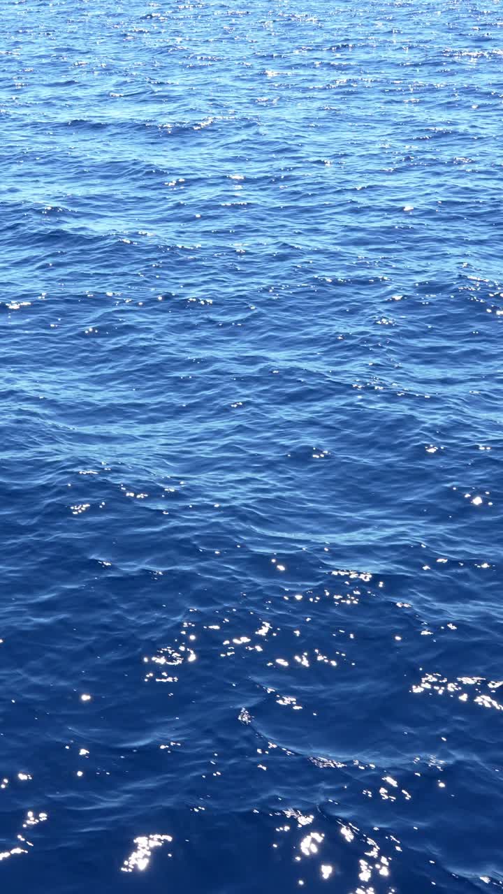 Acqua dell'oceano blu scintillante con onde leggere