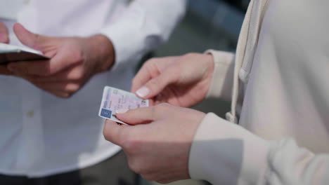 Mujer-Recibiendo-Licencia-De-Conducir