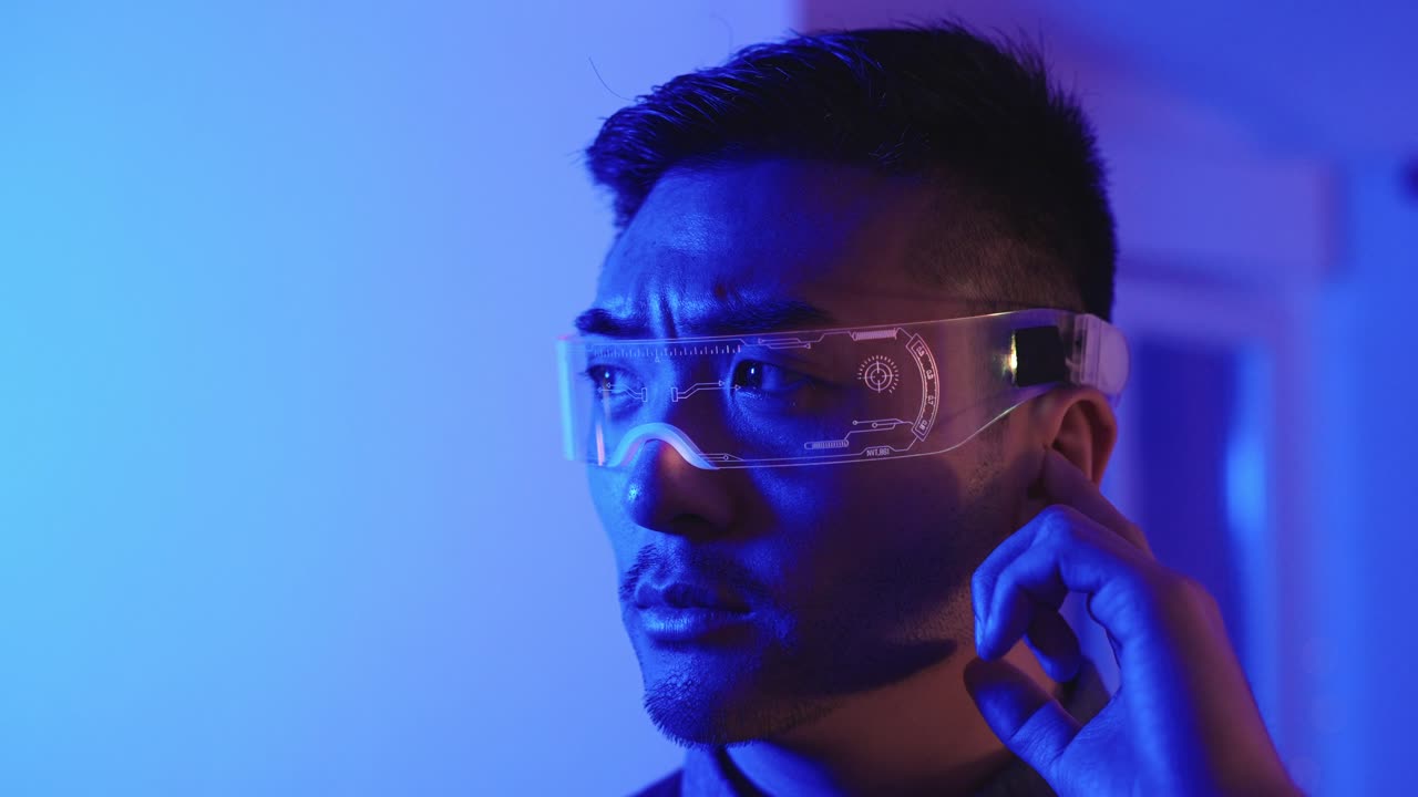 Uomo cyberpunk con occhiali futuristici