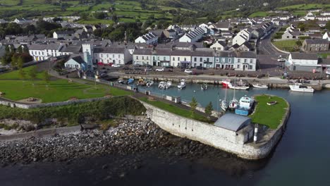 Vista-Aérea-Del-Puerto-Y-La-Ciudad-De-Carnlough-En-Un-Día-Soleado,-Condado-De-Antrim,-Irlanda-Del-Norte