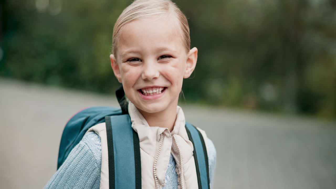 de vuelta a la escuela, niño y cara con una sonrisa