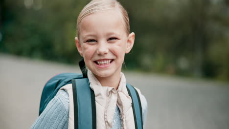 Regreso-A-La-Escuela,-Niño-Y-Cara-Con-Una-Sonrisa