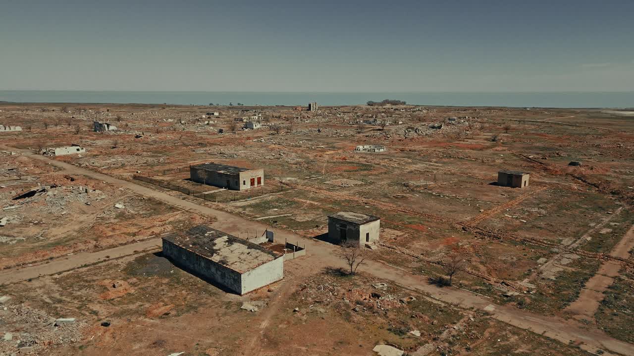 Vista aerea di una città abbandonata e in rovina sulla costa