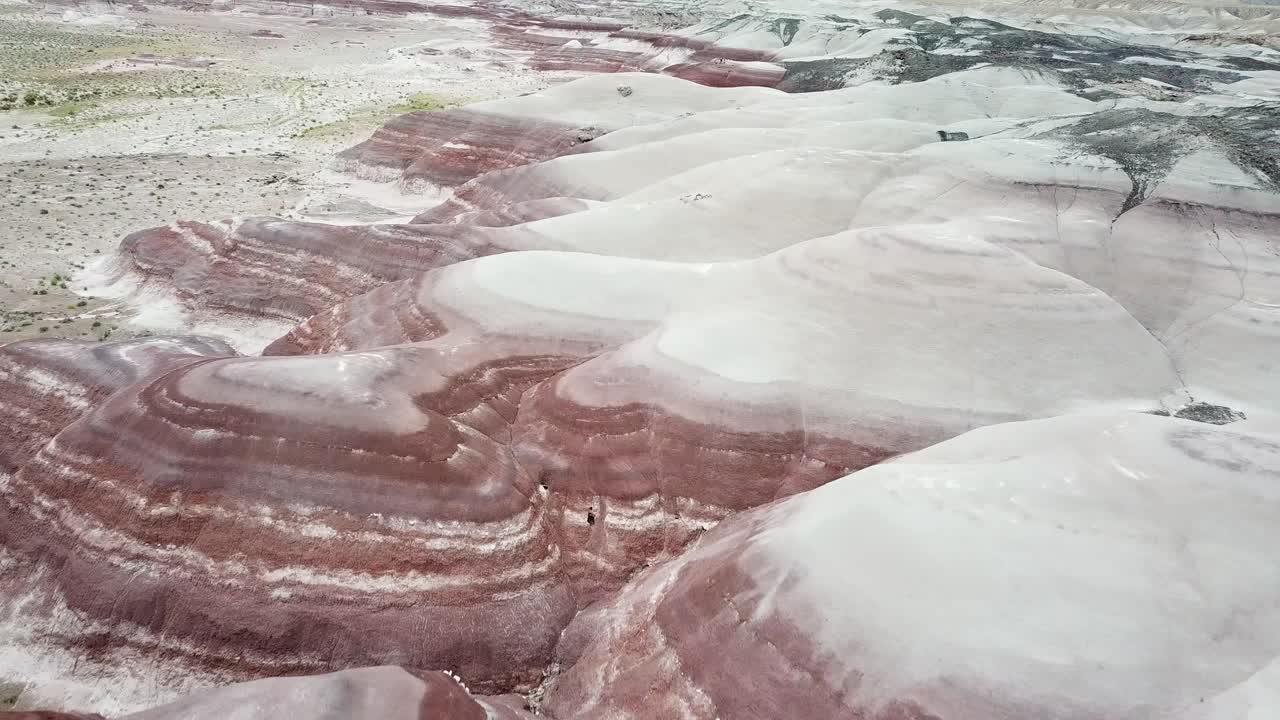 미국 유타 사막의 놀라운 풍경 위를 날고, 줄무늬 침식된 사암 언덕의 공중 전망