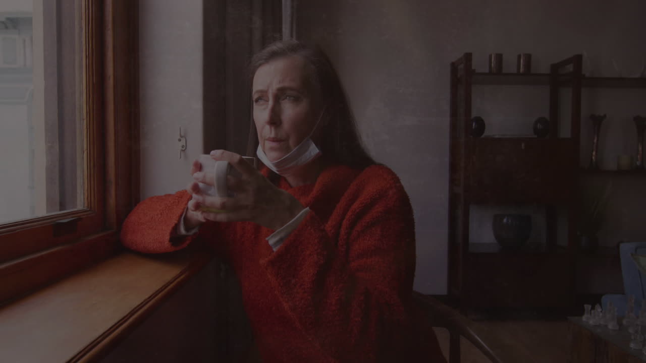 анимация движущегося фона над грустной старшей кавказской женщиной с кофе