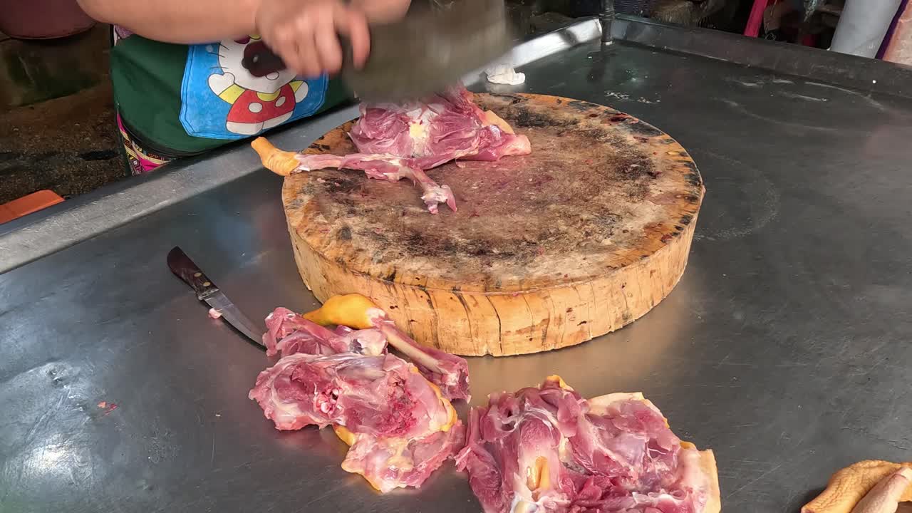persona cortando carne en un bloque de madera