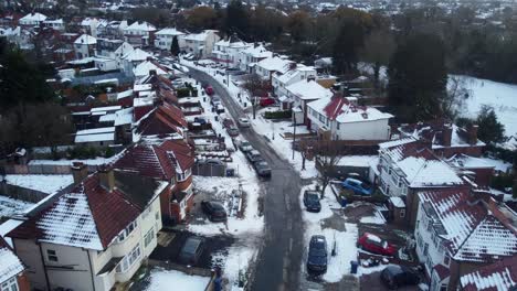 Luftbild-Vereiste-Und-Rutschige-Straßen-In-Einem-Vorort-Von-London,-Vereinigtes-Königreich