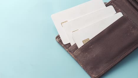 billetera de cuero marrón con tarjetas de crédito