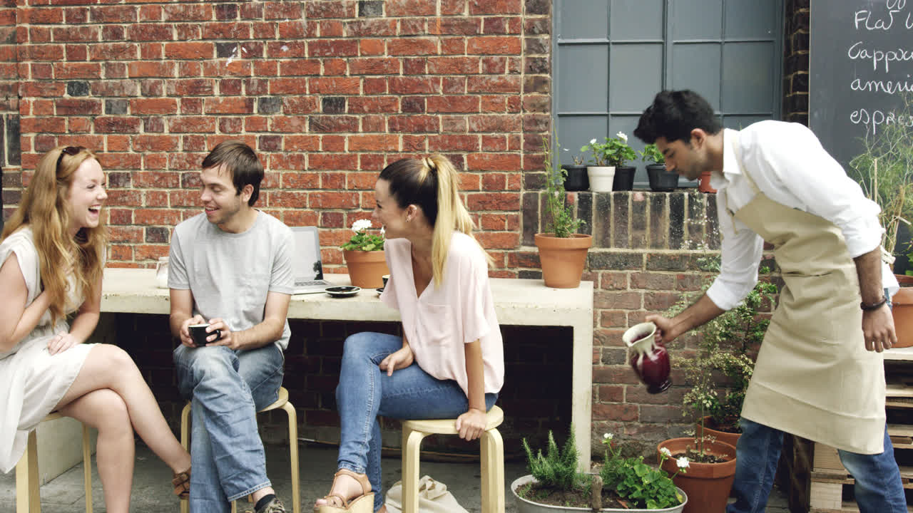 재미있는 남자가 두 명의 아름다운 여성에게 농담을 하고 있습니다.