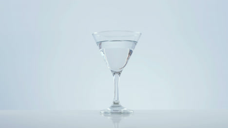 Olivenstab-Fällt-In-Cocktailglas