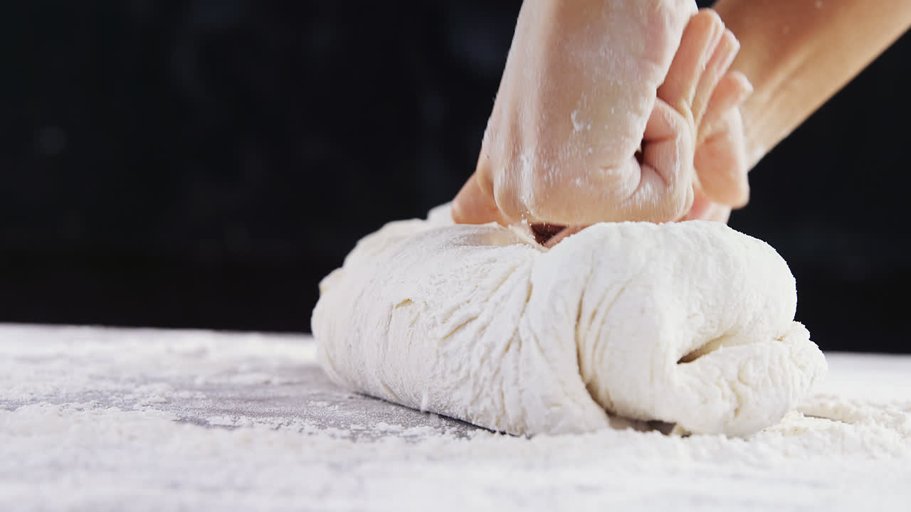 여자가 반죽을 는 4k