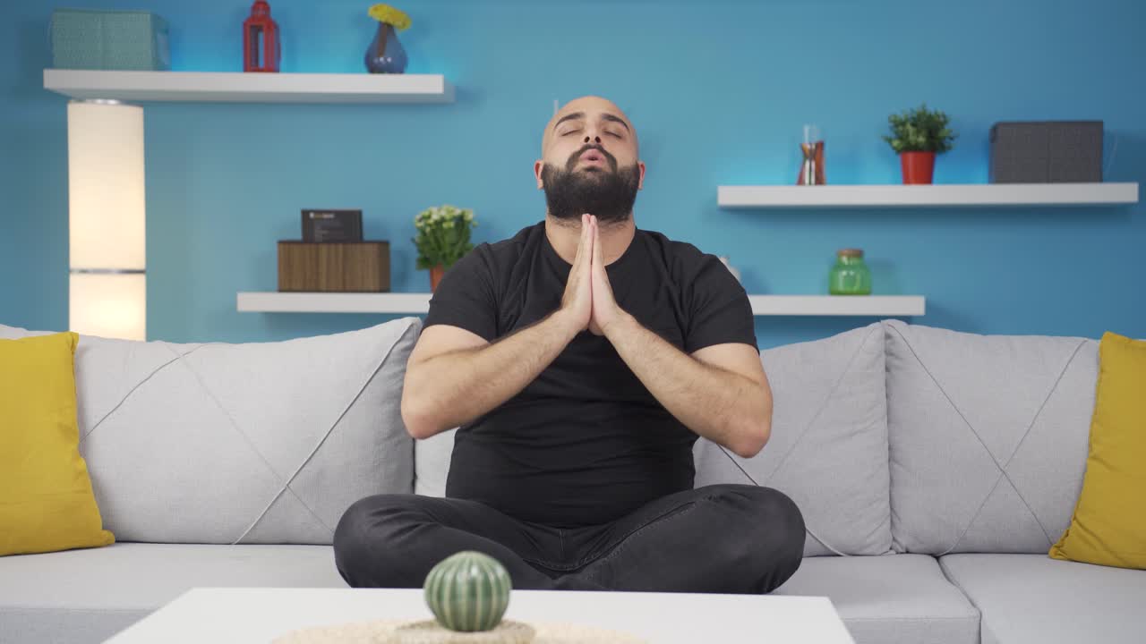 El hombre meditando