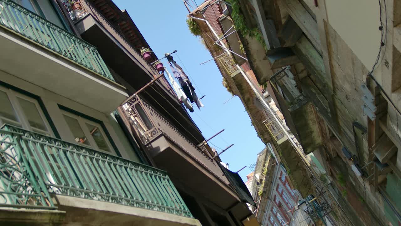 포르투갈 포르투의 은 거리에 있는 세탁실과 발코니