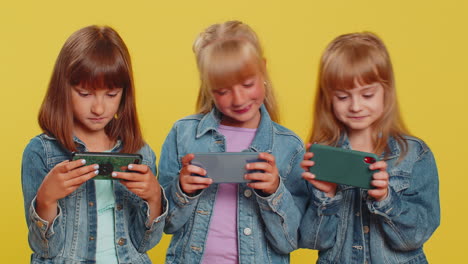 Tres-Amigas-Jugando-Videojuegos-De-Carreras-O-De-Disparos-En-Línea-En-La-Aplicación-De-Simulador-De-Conducción-De-Teléfonos-Inteligentes