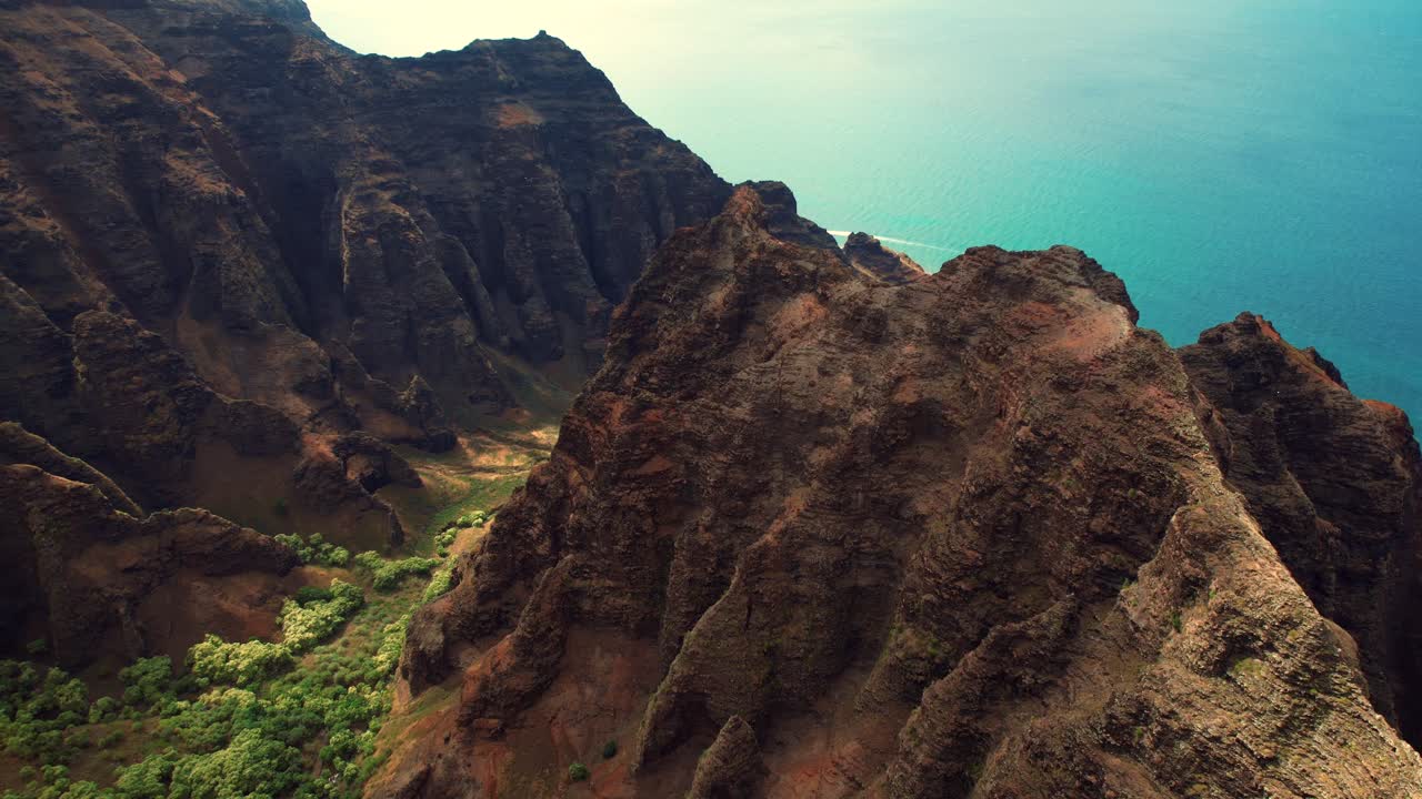 Vista aérea de la escarpada Costa Na Pali sobre las aguas de Kauai