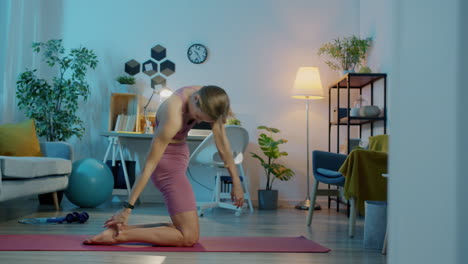 mujer haciendo yoga en casa