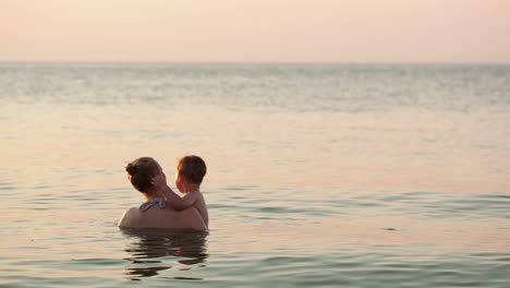 Liebevolle-Mutter-Und-Ihr-Kind-Baden-Im-Meer