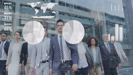 animación del procesamiento de datos financieros sobre diversos colegas caminando