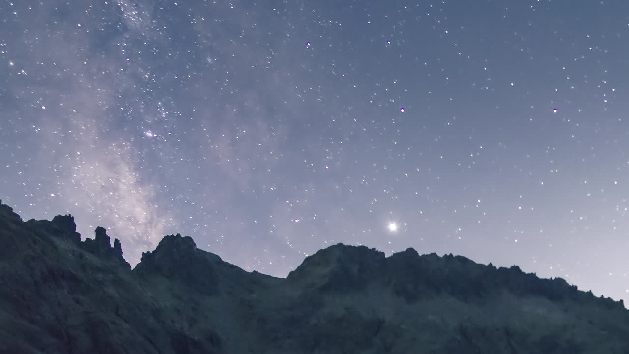 스페인 라구나 그란데 데 그레도스에 있는 은하수의 시간 경과