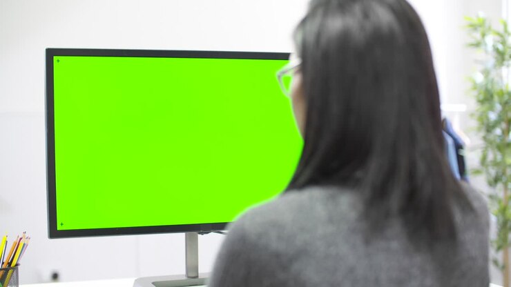 Tracking vergangene Frau, die an einem Computer-Chroma-Screen arbeitet