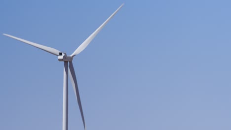 Una-Turbina-Eólica-En-Movimiento-En-El-Caluroso-Desierto-De-Idaho