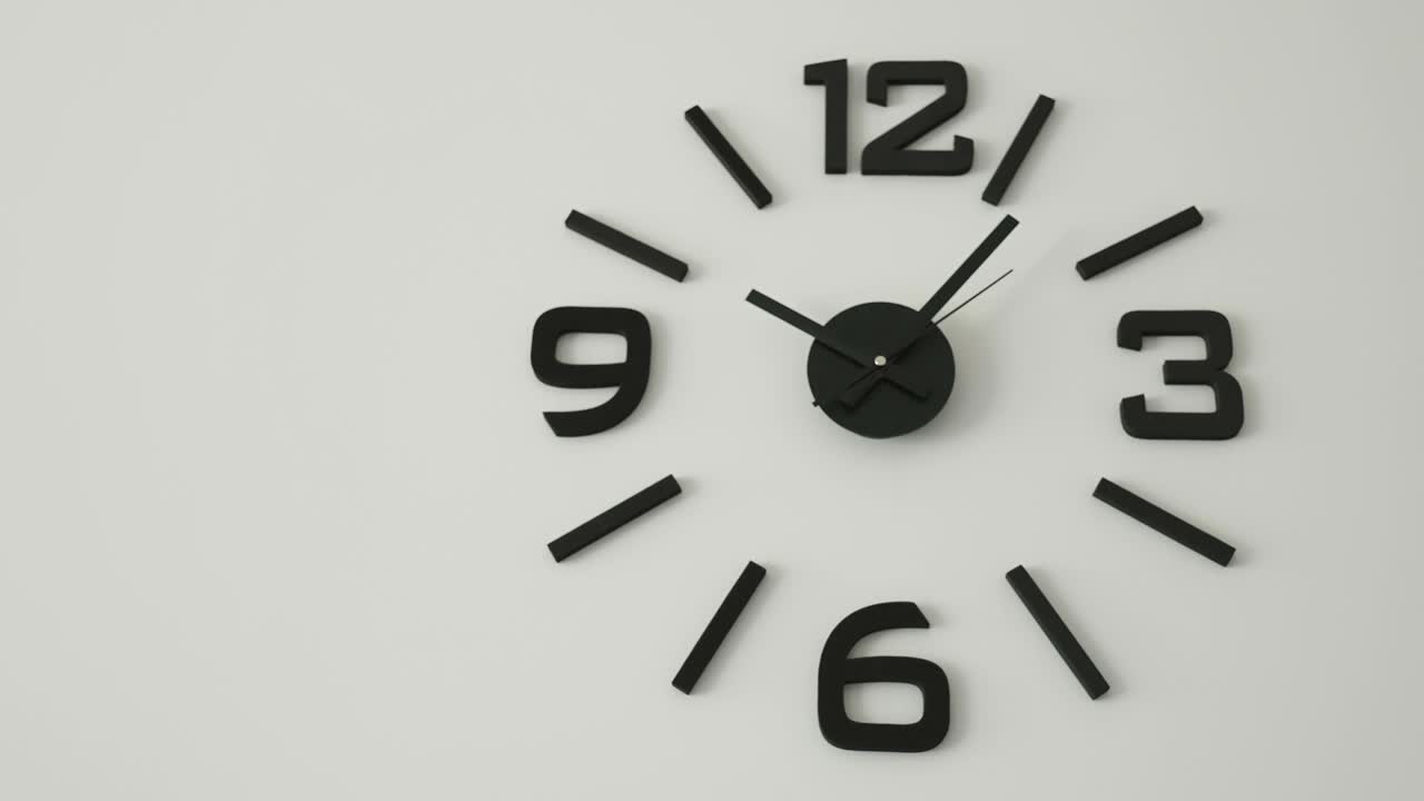 A cute design of the black analog clock