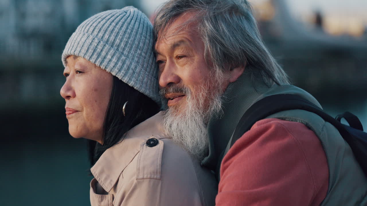 은퇴, 포옹 및 아시아 커플 뷰 빌딩