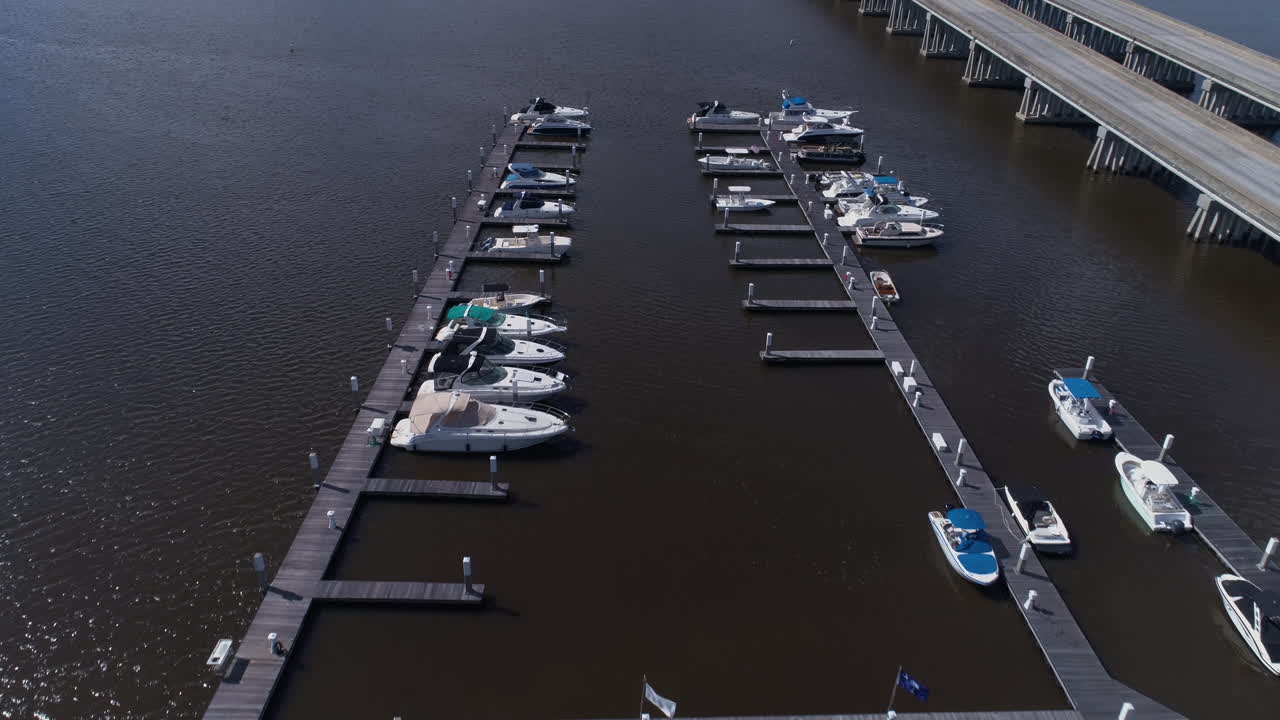 toma aérea de drones volando sobre el puerto deportivo en el río ashley en charleston, sc