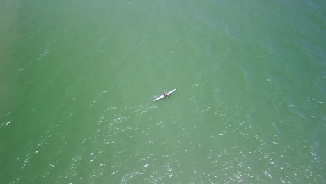 Persona-Solitaria-En-Kayak-En-Aguas-Abiertas-Frente-A-Trinity-Beach-En-Cairns