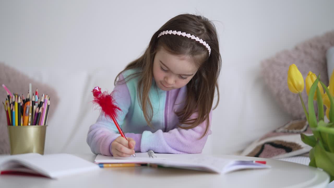 집에서 그림 그리는 소녀