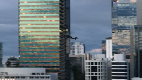 helicóptero del ejército australiano vuela más allá de la ciudad de brisbane-1